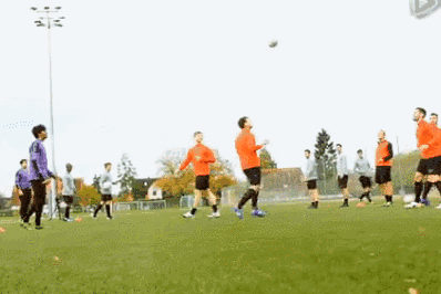 1521707136031.gif 7 头球接力.gif